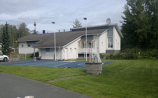 Красивый дом в городе Lappeenranta с футбольной площадкой на берегу озера Saimaa  - код 34534