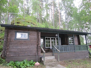 Бревенчатая дача на берегу озера Jäkäläjärvi в Южной Финляндии – код 42880
