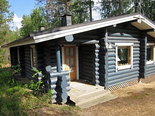 Красивый дом из оцилиндрованного бревна на берегу внутреннего озера Siikajärvi - код 40566